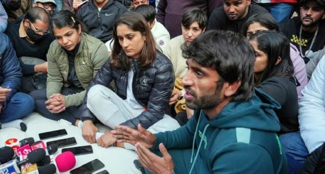 Wrestlers Protest: भाजपा सांसद व WFI के प्रमुख बृजभूषण सिंह पर लगे यौन उत्पीड़न के आरोप, बोले- 'दोषी पाया गया, तो लटका देना फांसी पर' wrestlers-protest-bjp-mp-and-wfi-chief-brij-bhushan-singh-accused-of-sexual-harassment-said--if-found-guilty-hang-him