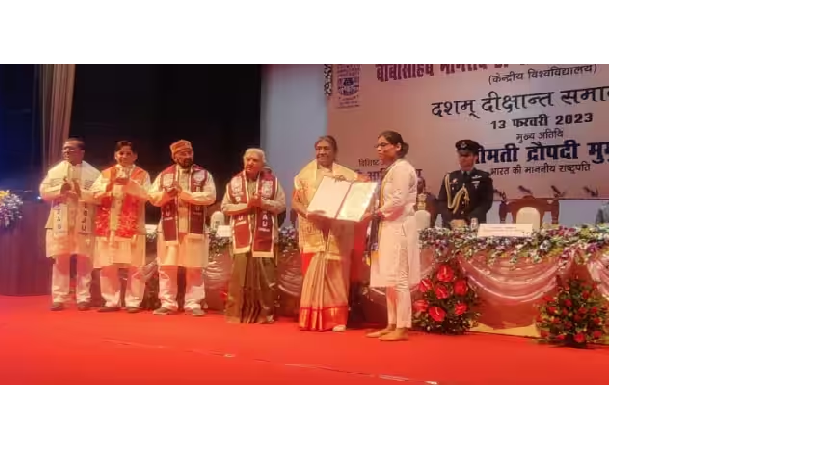 बाबासाहेब भीमराव अंबेडकर विश्वविद्यालय के 10वें दीक्षांत समारोह में राष्ट्रपति द्रौपदी मुर्मू ने10 गोल्ड मेडलिस्टको किया सम्मानित 11