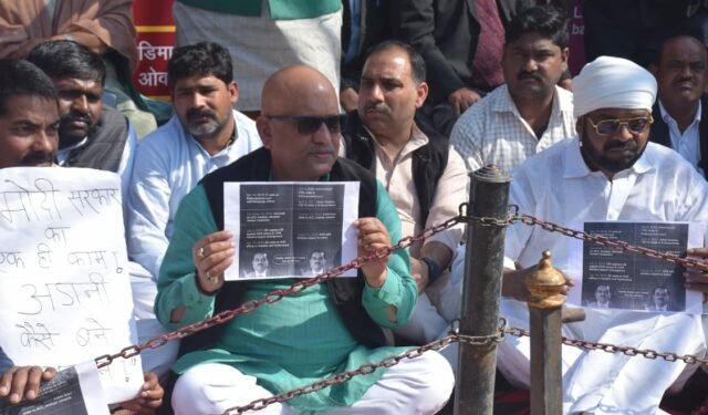 अडानी व केंद्र सरकार की नीतियों के खिलाफ कांग्रेस का प्रदर्शन