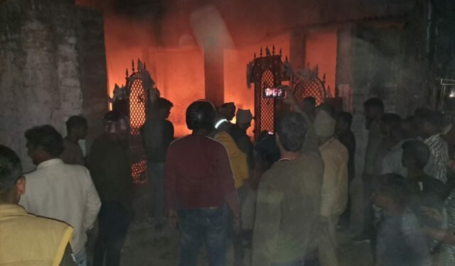 फोम व गद्दे के गोदाम में लगी आग