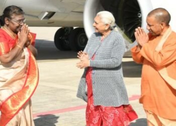 वाराणसी एयरपोर्ट पर राष्ट्रपति द्रौपदी मुर्मू का स्वागत