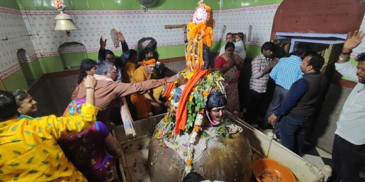 शिवमय हुई बाबा की नगरी काशी, सुबह 9 बजे तक 3 लाख भक्तों ने किया दर्शन