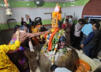 शिवमय हुई बाबा की नगरी काशी, सुबह 9 बजे तक 3 लाख भक्तों ने किया दर्शन