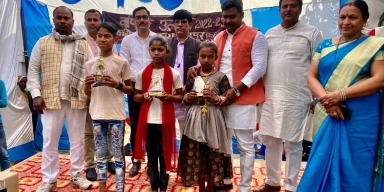 वार्षिकोत्सव में प्राथमिक विद्यालय के बच्चों ने जमकर मचाया धमाल