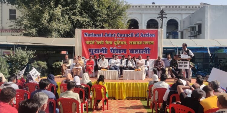 पुरानी पेंशन की बहाली को लेकर रेल कर्मियों ने चलाया हस्ताक्षर अभियान