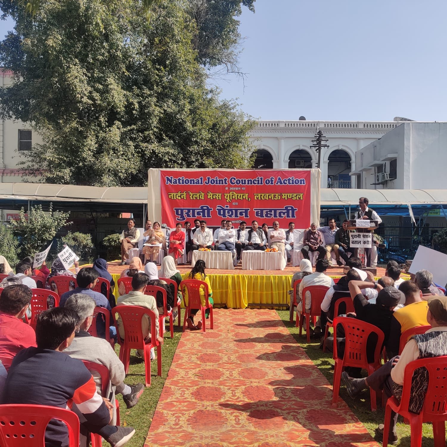 पुरानी पेंशन की बहाली को लेकर रेल कर्मियों ने चलाया हस्ताक्षर अभियान abhiyaan