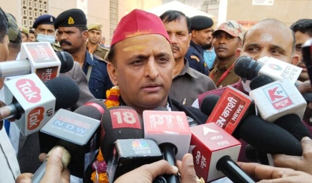 वाराणसी में अखिलेश यादव ने सीएम योगी पर साधा निशाना, कहा- “बेरोजगारी और महंगाई का जवाब नहीं दे सकती भाजपा सरकार”