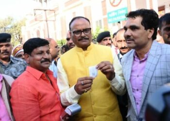 deputy cm brajesh ptathak during innougurating charbag station parking