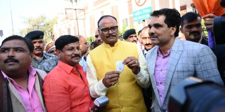 deputy cm brajesh ptathak during innougurating charbag station parking