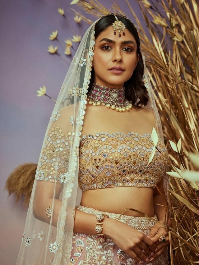 गोल्डन लहंगे में दुल्हन बनीं एक्ट्रेस Mrunal Thakur