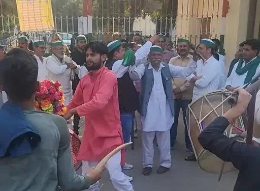 ढोल-नगाड़ों के साथ कलेक्ट्रेट पहुंचे किसान कहा, आवारा पशुओं से हैं हम परेशान