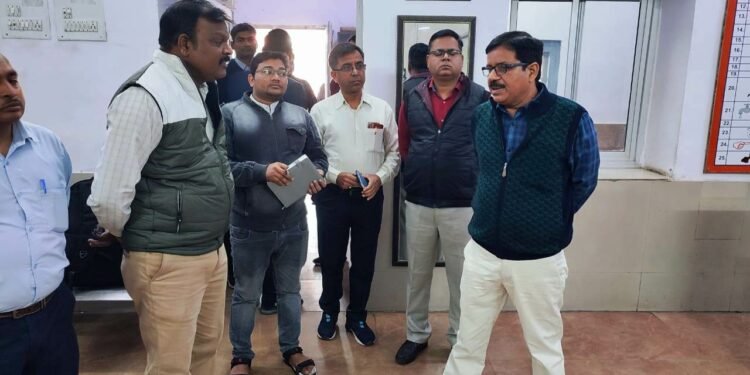 डीके सिंह ने किया लखनऊ जॅक्शन स्थित संयुक्त क्रू लॉबी का निरीक्षण