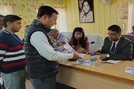 मलिहाबाद सम्पूर्ण समाधान दिवस में पहुंचे डीएम सूर्यपाल गंगवार dm1
