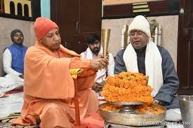 सीएम योगी ने गोरखनाथ मंदिर में भगवान शिव का रुद्राभिषेक किया