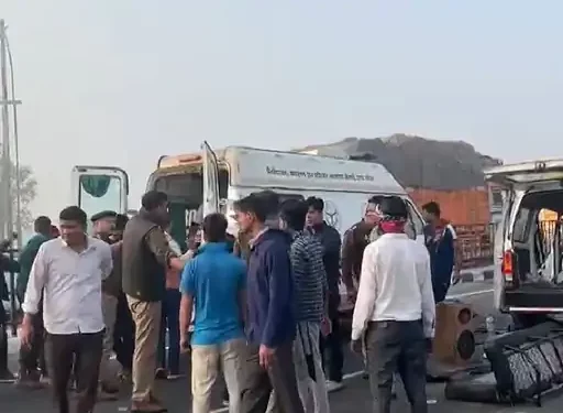 कोहरे के चलते दिल्ली-लखनऊ हाईवे पर गाड़ियां टकराने से 1 की मौत, 18 घायल