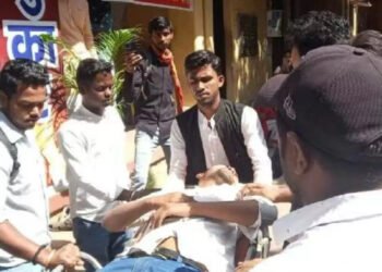 छात्रसंघ चुनाव: अनशनरत छात्रों की बिगड़ी तबियत, अस्पताल में भर्ती