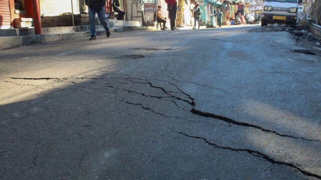 जोशीमठ-बद्रीनाथ हाईवे पर फिर दिखीं दरारें, चारधाम यात्रा से पहले कई जगह सडकें धंसी joshimath2