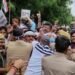 कानपुर कांड पर राजभवन रोड में कांग्रेस और पुलिस के बीच हुई नोकझोंक, कांग्रेस कार्यकर्ता सड़क पर बैठकर किया प्रदर्शन