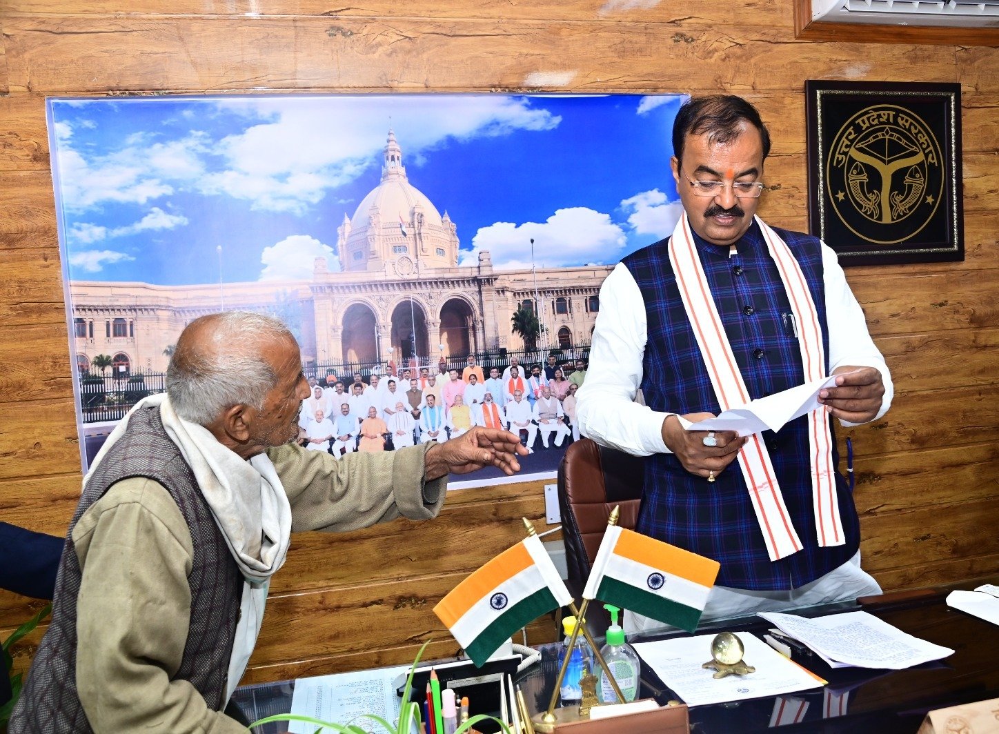 उप मुख्यमंत्री केशव प्रसाद मौर्य ने लगाया जनता दर्शन कार्यक्रम keshaw2