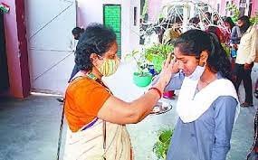 यूपी बोर्ड परीक्षा के पहले दिन हाईस्कूल में बच्चों को तिलक लगा के मुंह मीठा कराया गया