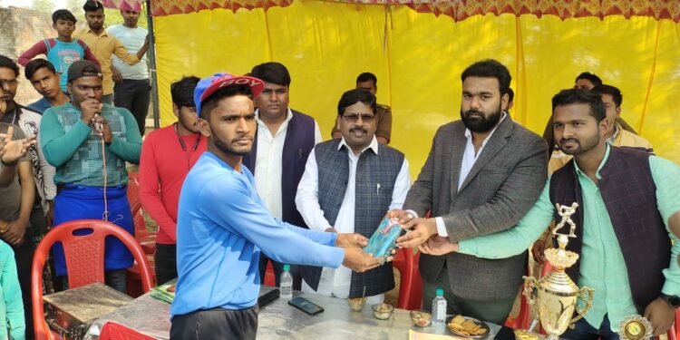 पूर्व विधायक व व्यापार मंडल अध्यक्ष ने टूनार्मेंट के समापन पर बांटे पुरस्कार