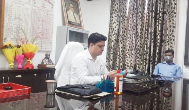 चंदौली: जिलाधिकारी ईशा दुहन का ट्रांसफर, निखिल टीकाराम होंगे चंदौली के नए DM