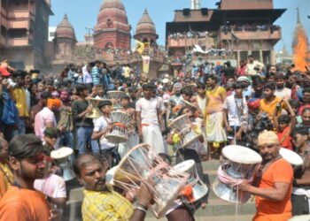 Masan Holi: डमरुओं की डम-डम के बीच खेली गई ‘चिताओं की राख से होली’