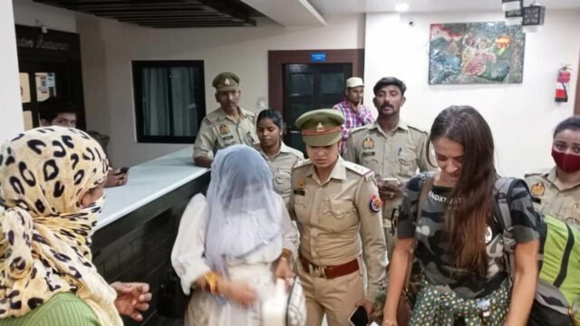 जौनपुर: होटल में बार-बालाओं के ठुमके व शराब पार्टी में पुलिस की छापेमारी 20jnp08