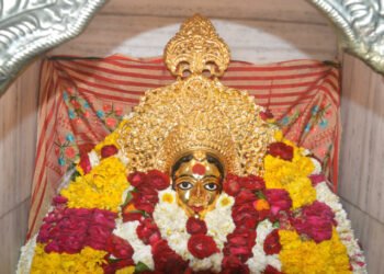 Navratri 2023: मां ब्रह्मचारिणी का दर्शन करने के लिए भक्तों ने नवाया शीश