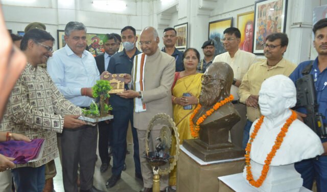 कला मेले में पहुंचे पूर्व राष्ट्रपति रामनाथ कोविंद