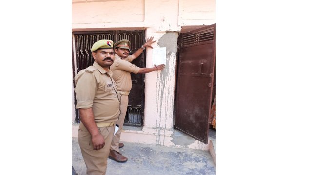 हत्यारोपी के घर पुलिस ने की 82 की कार्रवाई