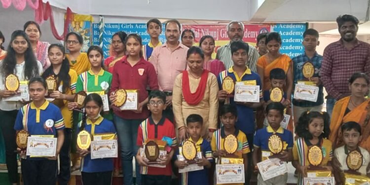 छात्र मोबाइल से ज्यादा पुस्तकों को उपयोग में लाए : एचएन जायसवाल
