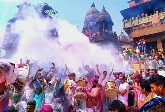 मसाने की होली: एक ओर जलती हैं चिताएं, दूसरी ओर खेलते हैं होली