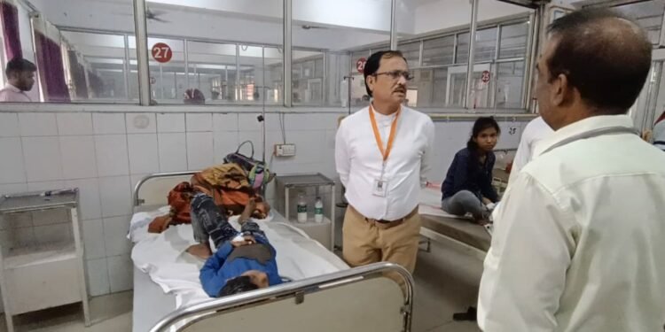 फूड प्वाइजनिंग के मरीजों का सीएमओ ने जाना हाल