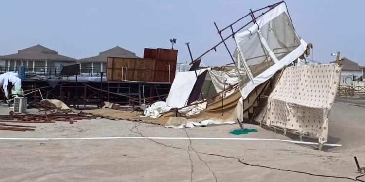 Tent City: तेज आंधी-तूफ़ान में उड़ा टेंट सिटी का लक्ज़री विला, अखिलेश यादव ने कसा तंज