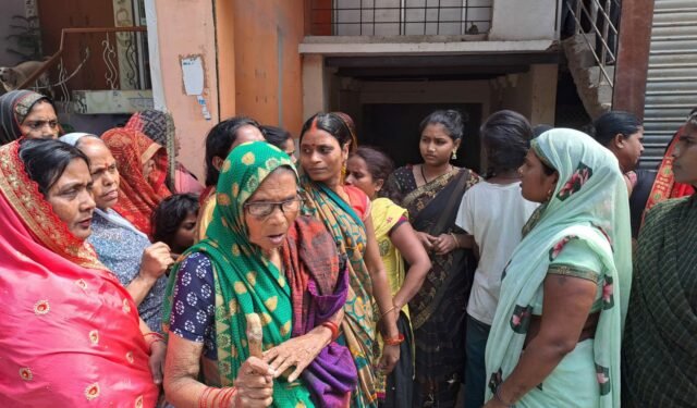 शराब की दुकान खुलने का महिलाओं ने किया विरोध