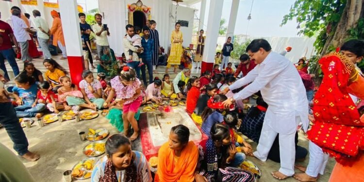 बंथरा में रामनवमी के अवसर पर श्रीरेतेश्वर महादेव मंदिर में हवन पूजन के साथ हुआ भव्य कन्या भोज