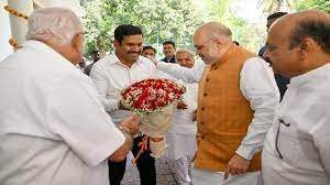 केंद्रीय गृह मंत्री अमित शाह कर्नाटक पहुंचे, बीएस येदियुरप्पा के साथ नाश्ता किया