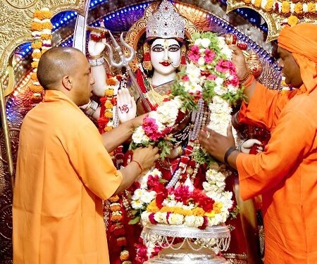 सीएम योगी ने नवरात्रि पर देवीपाटन में शैलपुत्री देवी मां का किया पूजा अर्चना