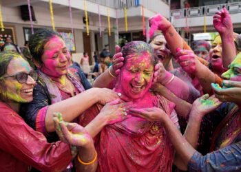 Holi के दिन रंगों से खेलते वक़्त इन बातों का रखें ध्यान, नहीं होगा त्वचा को कोई नुकसान