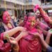 Holi के दिन रंगों से खेलते वक़्त इन बातों का रखें ध्यान, नहीं होगा त्वचा को कोई नुकसान