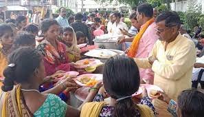 हरदोई में लोगों ने मनाया रामनवमी, किया कन्या भोज का आयोजन
