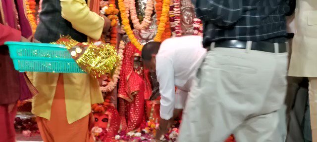 पर्यटन मंत्री जयवीर ने मां चंद्रिका देवी धाम में टेका मत्था