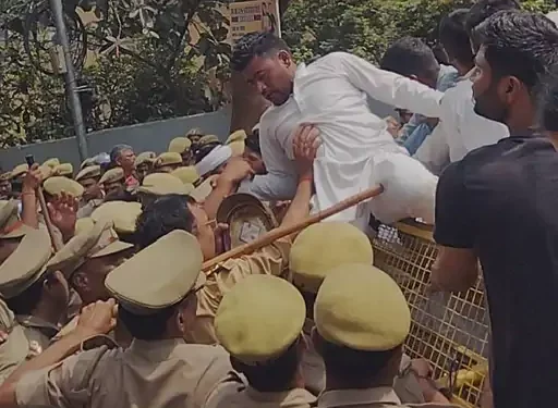 महंगाई के विरोध में सड़क पर उतरे कांग्रेसी