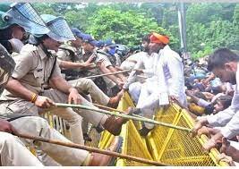 महंगाई के विरोध में सड़क पर उतरे कांग्रेसी कार्यकर्ताओं की पुलिस से झड़प