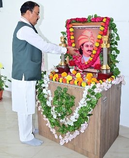 उपमुख्यमंत्री केशव प्रसाद मौर्य ने सम्राट अशोक के चित्र पर माल्यार्पण कर श्रद्धा सुमन अर्पित किए kes