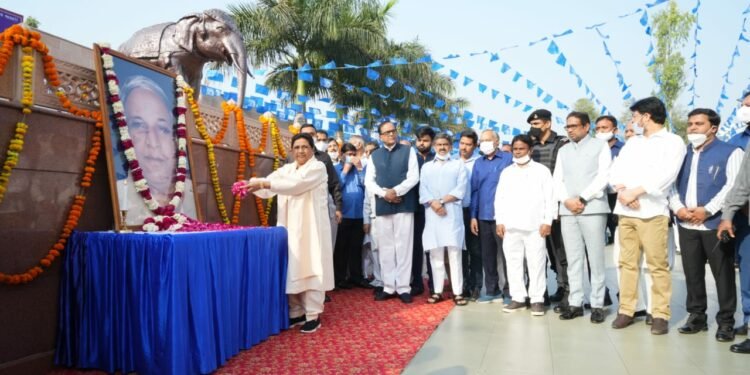 बसपा प्रमुख मायावती व पूर्व राज्य मंत्री सलाउद्दीन सिद्दीकी ने दी कांशीराम को श्रद्धांजलि