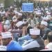 बेसिक शिक्षा मंत्री के घर के बाहर शिक्षक भर्ती के अभ्यर्थियों ने किया प्रदर्शन
