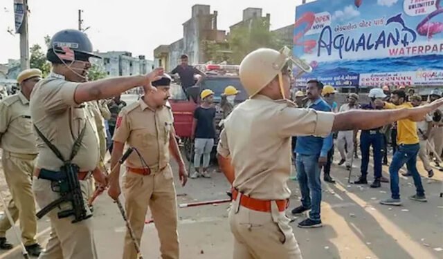 रामनवमी पर बड़ोदरा में उपद्रव, माहौल बिगाड़ने की कोशिश