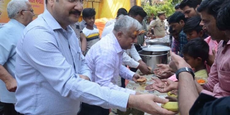 रामनवमी पर लगे भण्डारे में उमड़ी भक्तों की भीड़, अवनीश अवस्थी व वीके सिंह ने किया प्रसाद वितरण